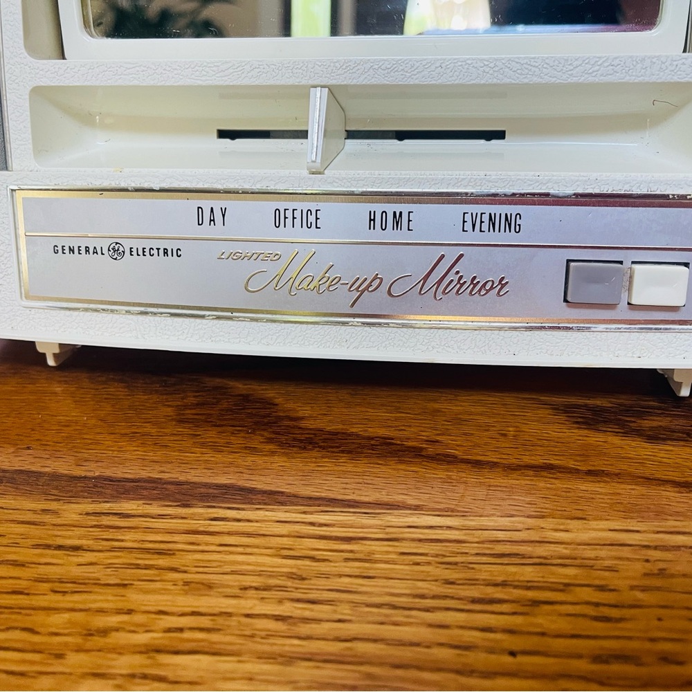Vintage General Electric Lighted Make-up Mirror 2 Sided GE B2IM-1 2 bulbs - Picture 2 of 5